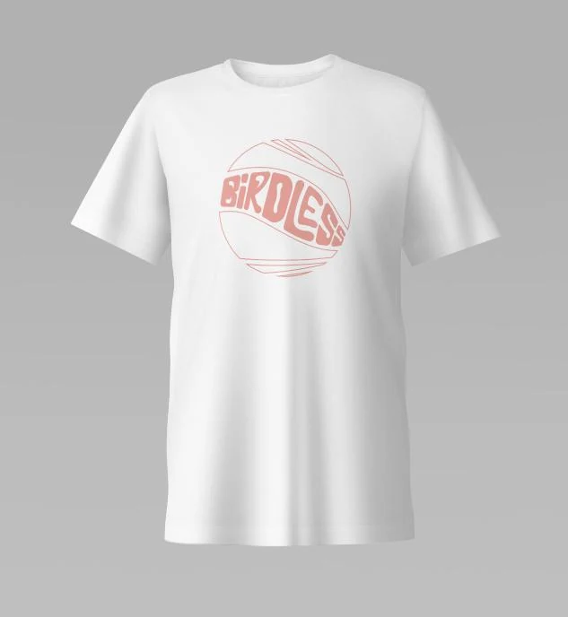 Camiseta branca com o logo circular da Birdless estampado em rosa no peito